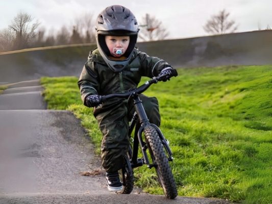 Bé đạp xe rèn luyện sức khỏe