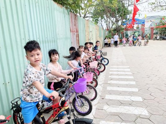 Các bé vui chơi, đạp xe tại sân trường học