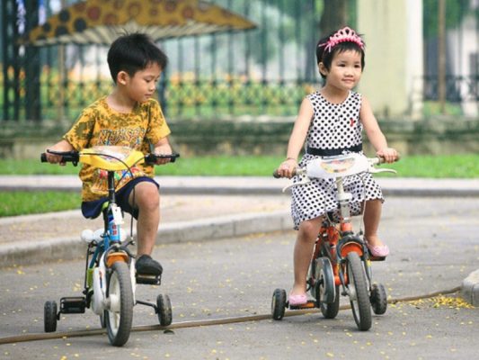 Đạp xe sẽ giúp bé mạnh dạn, tự tin hơn và để bé vui chơi, rèn luyện sức khỏe
