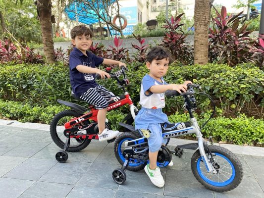 Hai bé cùng nhau tập đạp xe, niềm vui nhân đôi