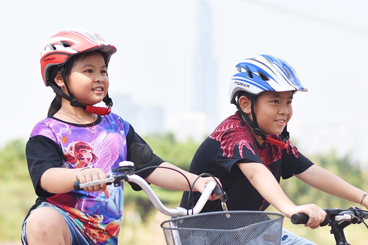 Niềm vui tuổi thơ trên chiếc xe đạp vừa vặn, an toàn với nón bảo hiểm