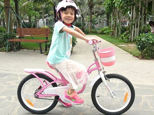 Nụ cười tự tin khi bé làm chủ chiếc xe đạp yêu thích