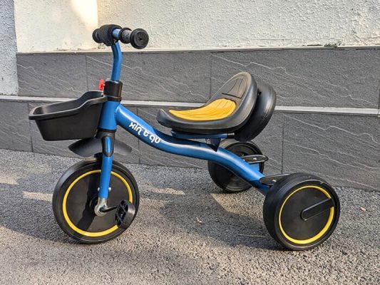 Xe đạp 3 bánh và có bàn đạp giúp bé luyện tập động tác đạp xe