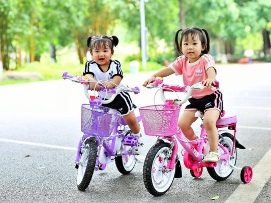 Xe đạp 4 bánh giúp bé luyện tập việc đạp xe thuần thục hơn