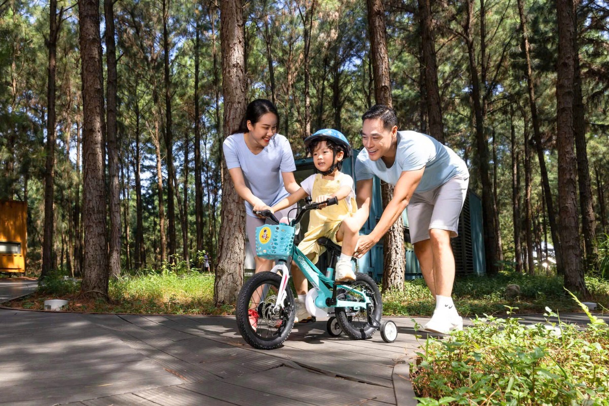 Ba mẹ đồng hành cùng con trong những bước đầu tiên