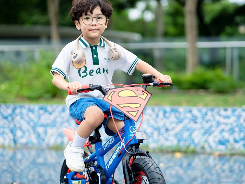 Bé trai tự tin điều khiển chiếc xe đạp của mình